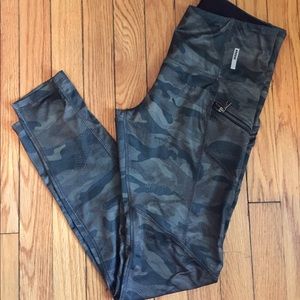 Camouflage sports leggings with zippers